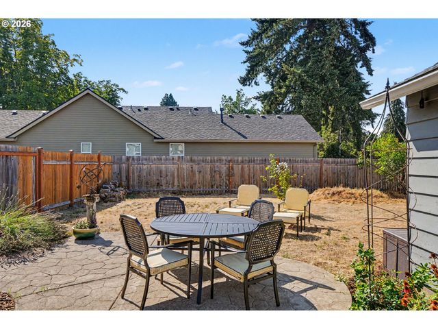 914 PINE St, Silverton, OR 97381