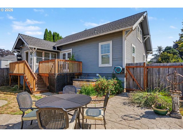 914 PINE St, Silverton, OR 97381