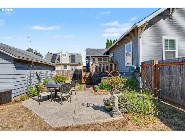 914 PINE St, Silverton, OR 97381