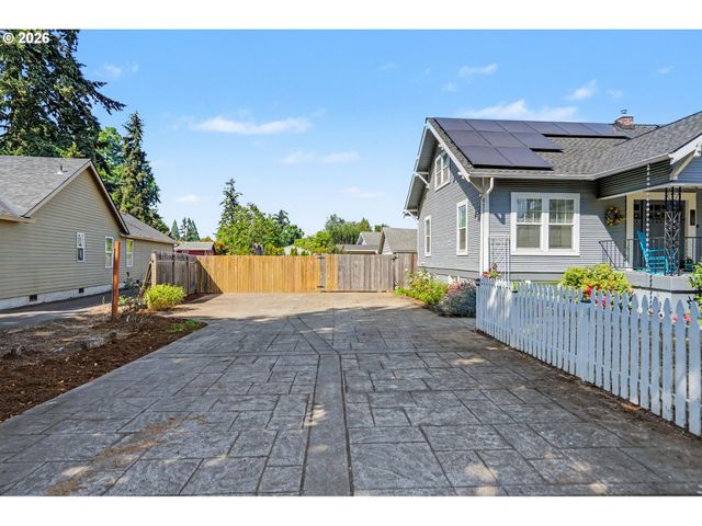 914 PINE St, Silverton, OR 97381