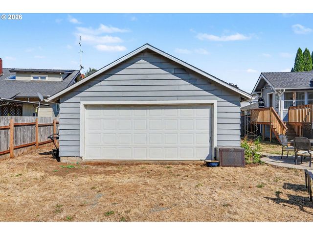 914 PINE St, Silverton, OR 97381