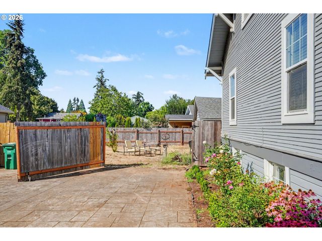 914 PINE St, Silverton, OR 97381