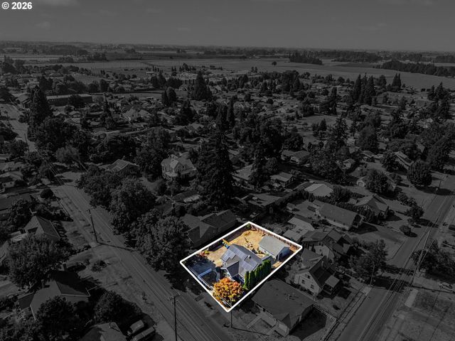 914 PINE St, Silverton, OR 97381