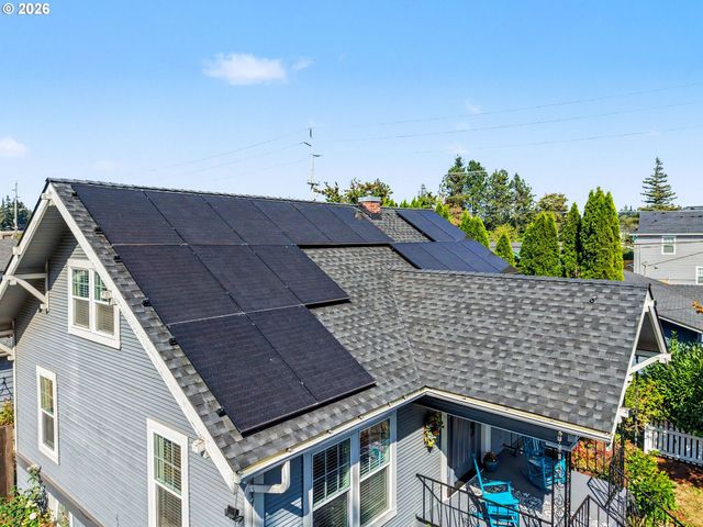 914 PINE St, Silverton, OR 97381