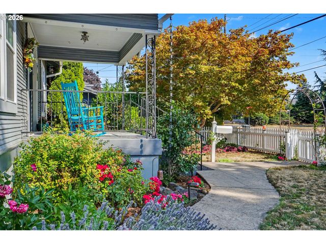 914 PINE St, Silverton, OR 97381