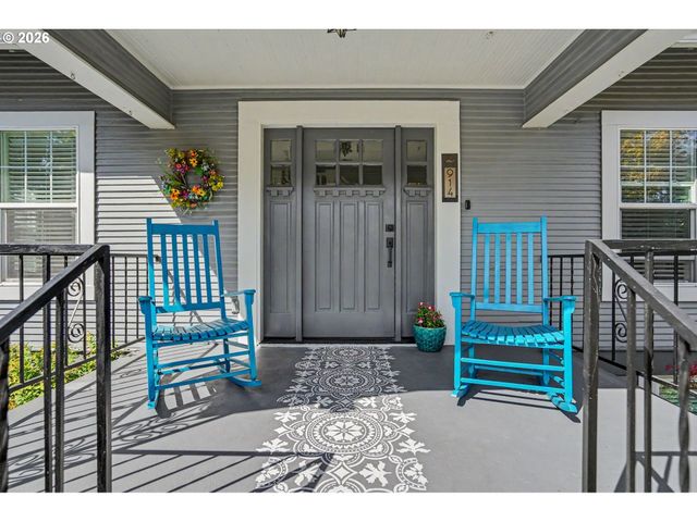 914 PINE St, Silverton, OR 97381