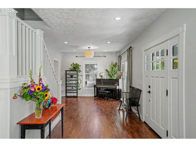 914 PINE St, Silverton, OR 97381