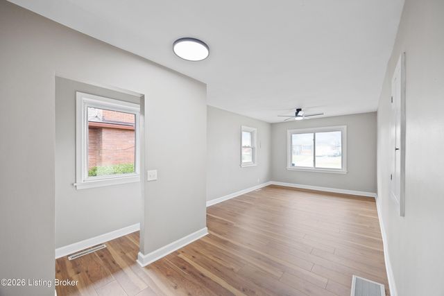 8905 Mapleview Dr, Louisville, KY 40258