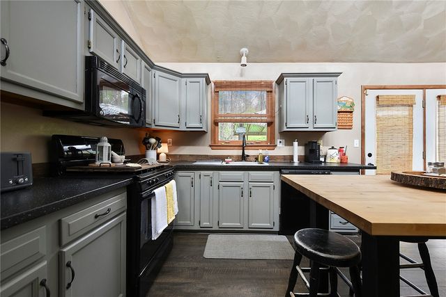 21 Ross Hollow Rd, Plum Boro, PA 15239