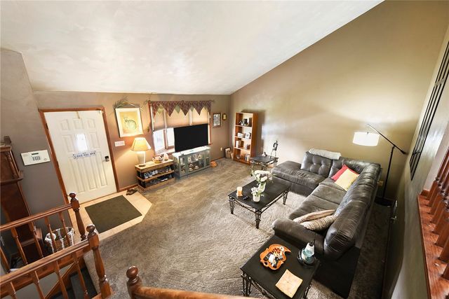 21 Ross Hollow Rd, Plum Boro, PA 15239