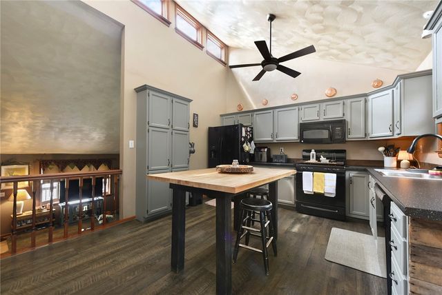 21 Ross Hollow Rd, Plum Boro, PA 15239