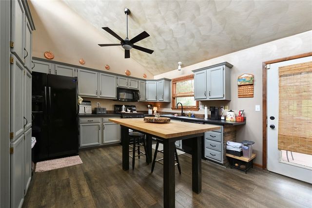 21 Ross Hollow Rd, Plum Boro, PA 15239