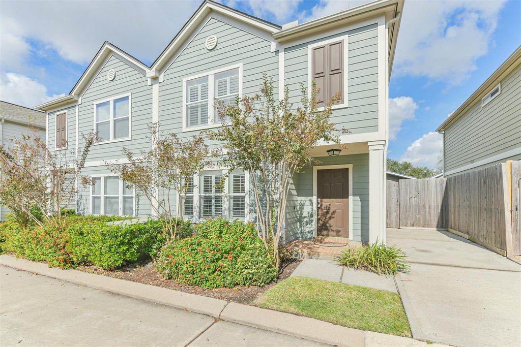 738 Redwing Place Drive, Houston, TX 77009