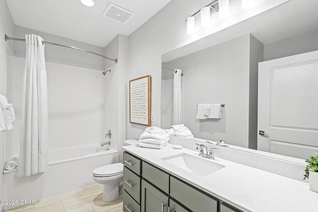 Image 17 of property listing at 15928 Front Beach Road 32302, Panama City Beach, FL 32413