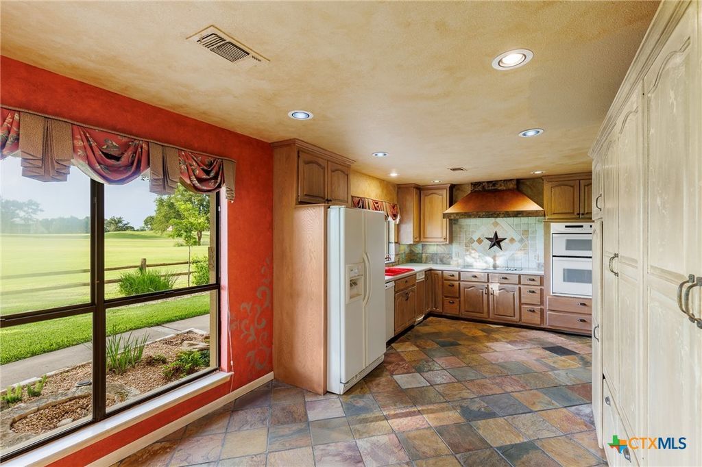 Image 15 of property listing at 2820 Aurora, Horseshoe Bay, TX 78657