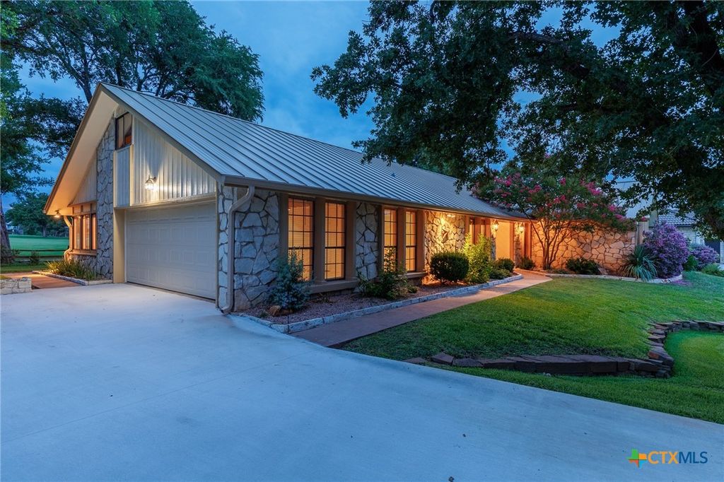 Image 3 of property listing at 2820 Aurora, Horseshoe Bay, TX 78657