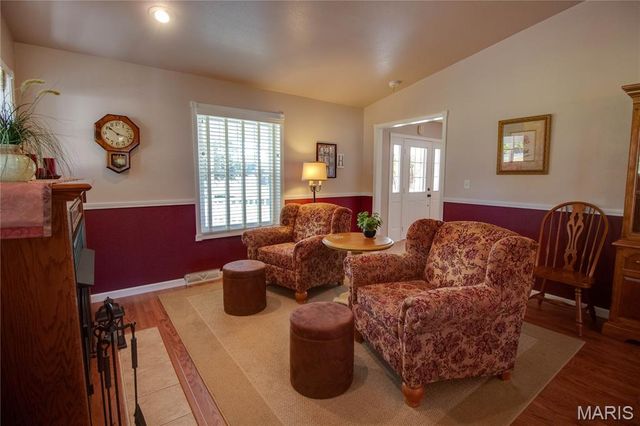 221 E Roosevelt Drive, Moro, IL 62067