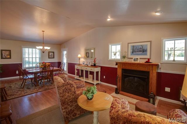 221 E Roosevelt Drive, Moro, IL 62067