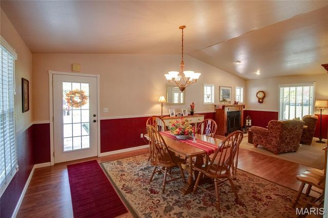 221 E Roosevelt Drive, Moro, IL 62067