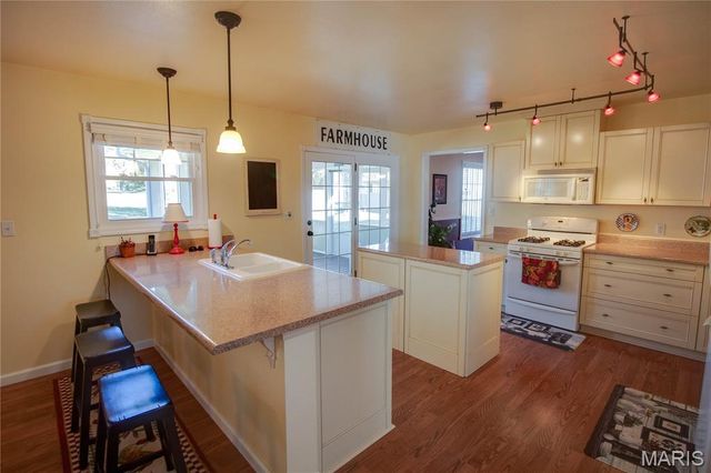 221 E Roosevelt Drive, Moro, IL 62067