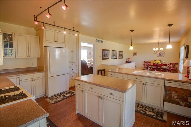 221 E Roosevelt Drive, Moro, IL 62067