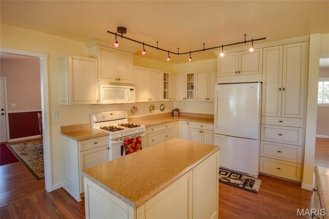 221 E Roosevelt Drive, Moro, IL 62067