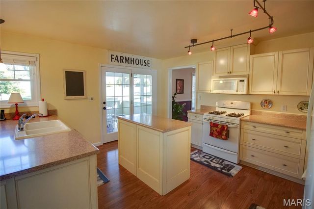 221 E Roosevelt Drive, Moro, IL 62067