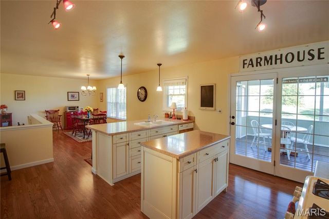 221 E Roosevelt Drive, Moro, IL 62067