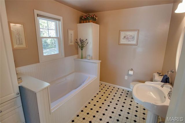 221 E Roosevelt Drive, Moro, IL 62067