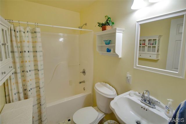 221 E Roosevelt Drive, Moro, IL 62067