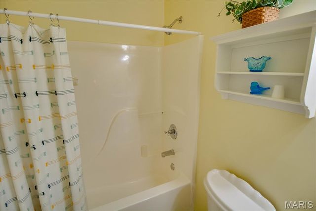 221 E Roosevelt Drive, Moro, IL 62067