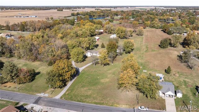 221 E Roosevelt Drive, Moro, IL 62067