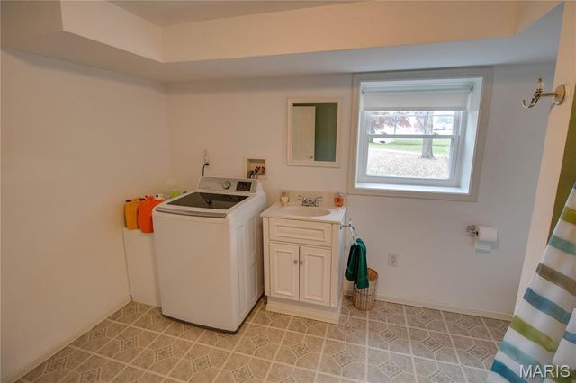 221 E Roosevelt Drive, Moro, IL 62067