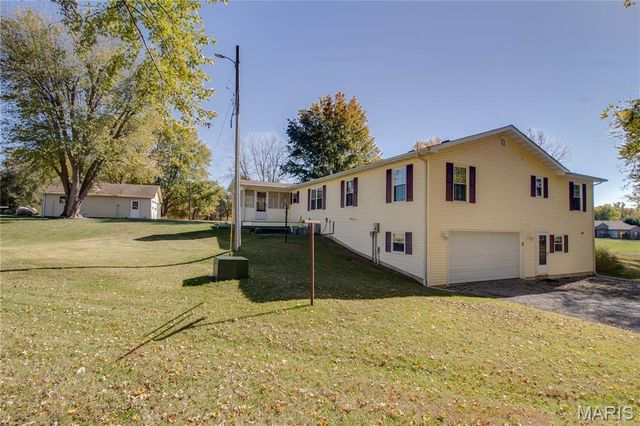 221 E Roosevelt Drive, Moro, IL 62067
