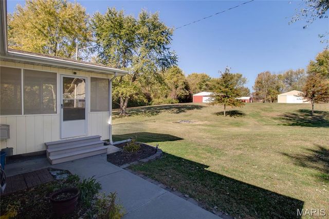 221 E Roosevelt Drive, Moro, IL 62067