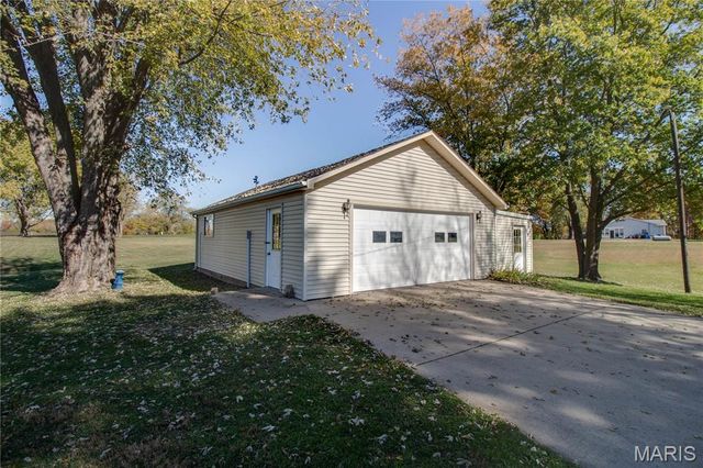 221 E Roosevelt Drive, Moro, IL 62067