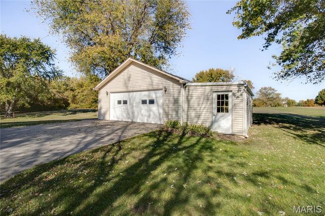 221 E Roosevelt Drive, Moro, IL 62067