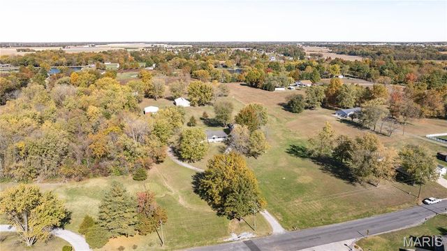 221 E Roosevelt Drive, Moro, IL 62067