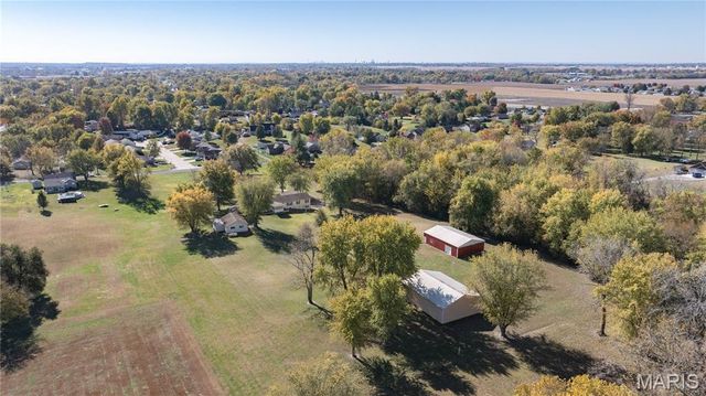 221 E Roosevelt Drive, Moro, IL 62067