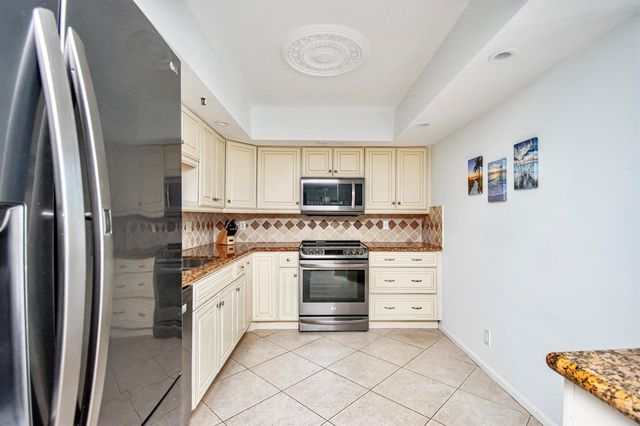 8200 Lakeshore Drive 202, Hypoluxo, FL 33462