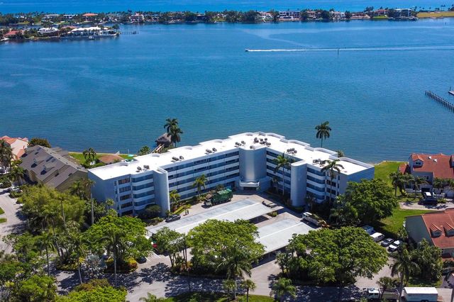 8200 Lakeshore Drive 202, Hypoluxo, FL 33462