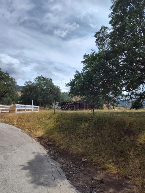 Image 2 of property listing at 8121 Monreal Drive, Sanger, CA 93657