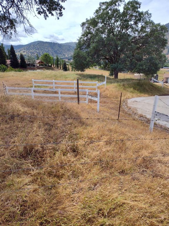 Image 5 of property listing at 8121 Monreal Drive, Sanger, CA 93657