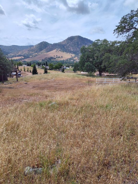 Image 9 of property listing at 8121 Monreal Drive, Sanger, CA 93657