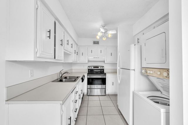 13721 Flora Place D, Delray Beach, FL 33484