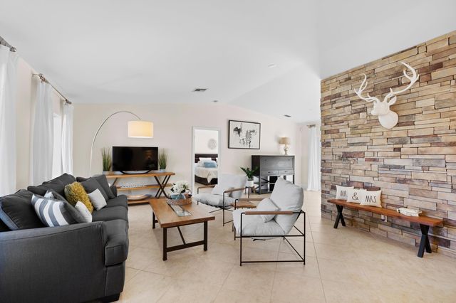 340 N Country Club Boulevard, Boca Raton, FL 33487