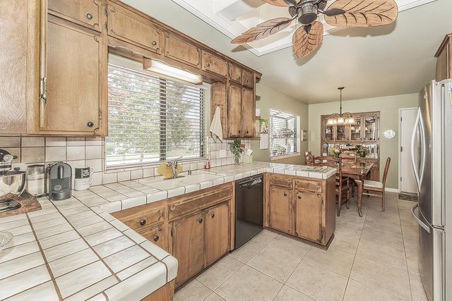 833 E El Paso Avenue N, Fresno, CA 93720