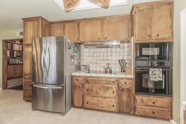 833 E El Paso Avenue N, Fresno, CA 93720