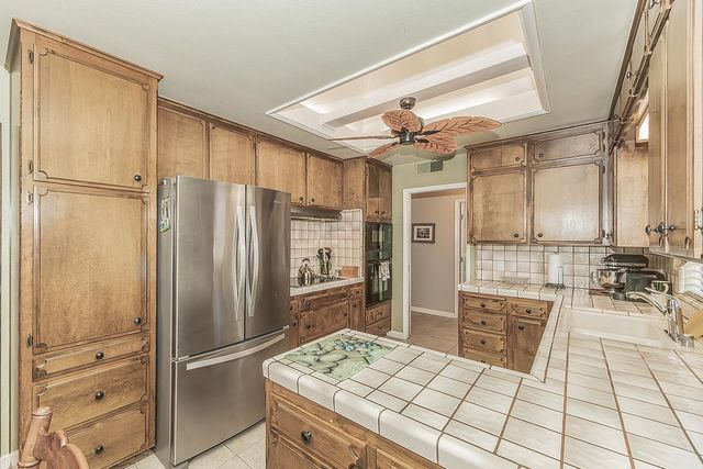 833 E El Paso Avenue N, Fresno, CA 93720