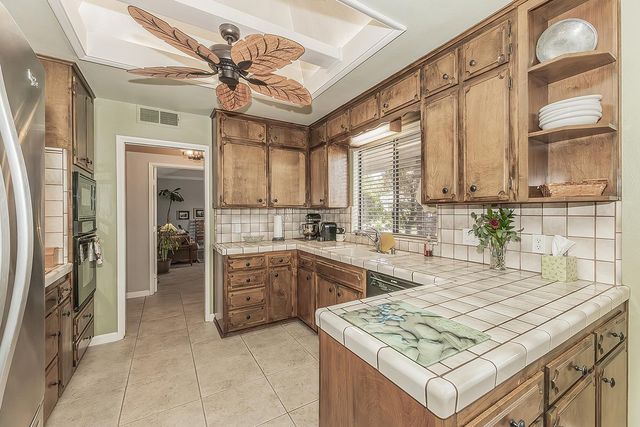 833 E El Paso Avenue N, Fresno, CA 93720